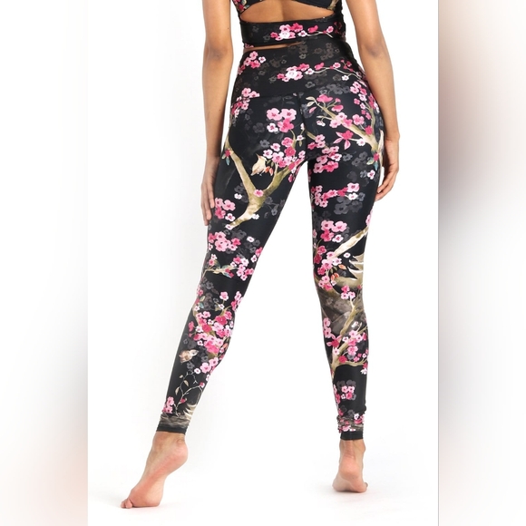 Yoga Democracy Leggings in Cherry Bloomin - Picture 3 of 7